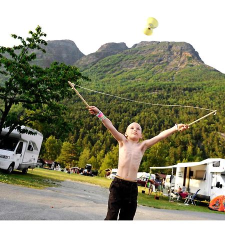 Mikkelparken Ferietun Hotel Kinsarvik Luaran gambar