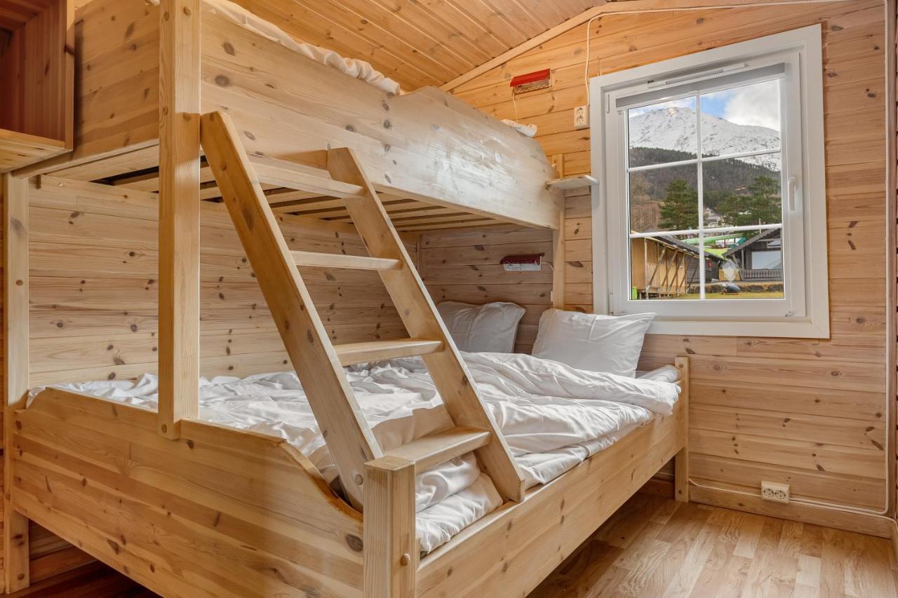 Mikkelparken Ferietun Hotel Kinsarvik Luaran gambar