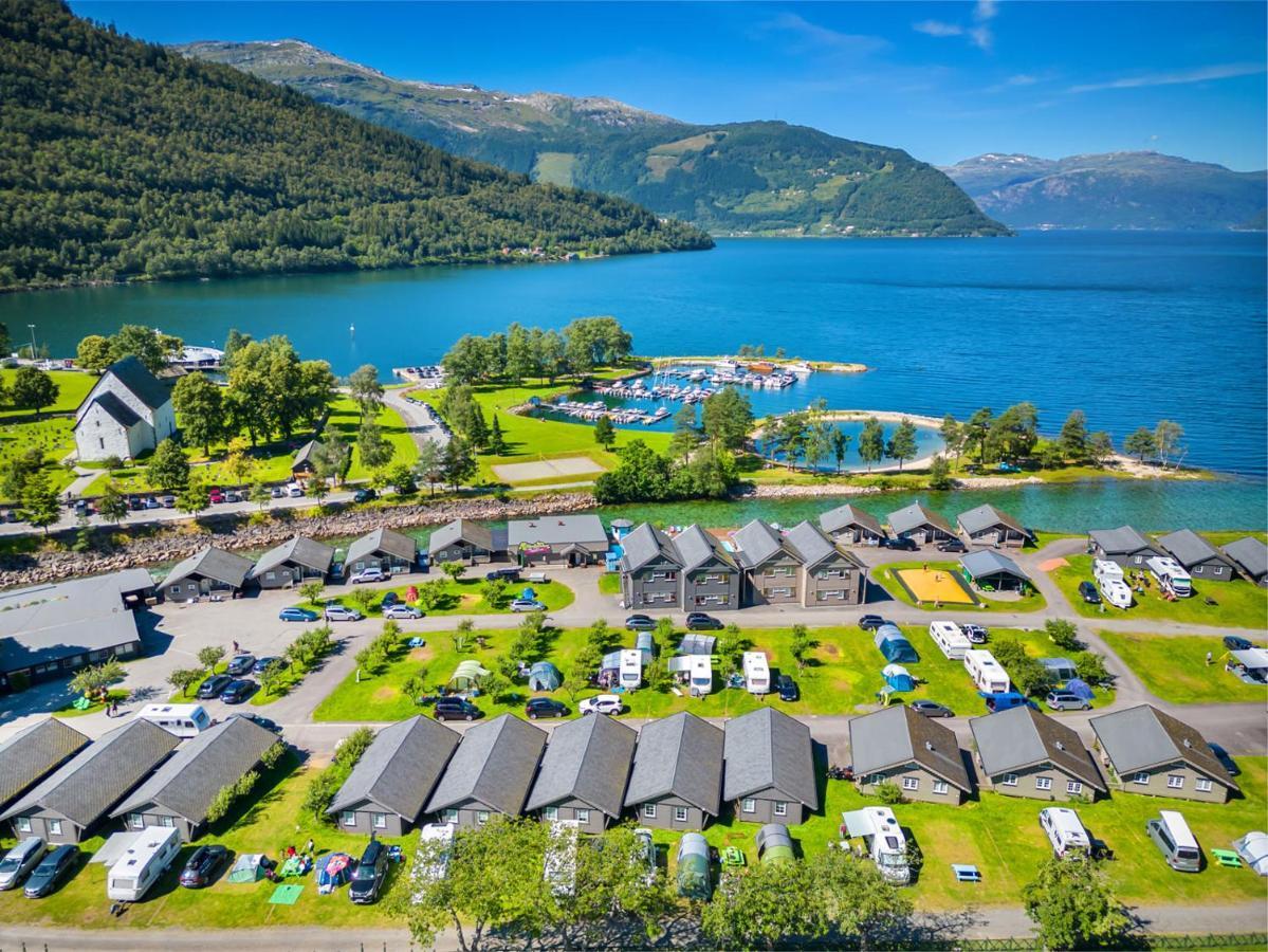 Mikkelparken Ferietun Hotel Kinsarvik Luaran gambar