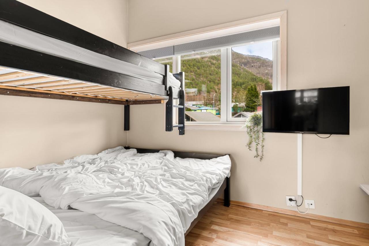 Mikkelparken Ferietun Hotel Kinsarvik Luaran gambar
