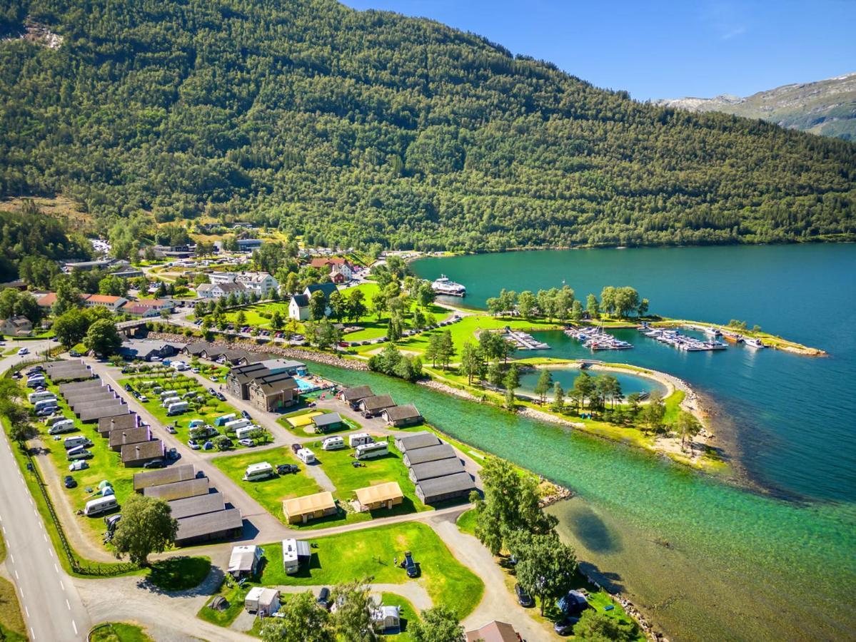 Mikkelparken Ferietun Hotel Kinsarvik Luaran gambar