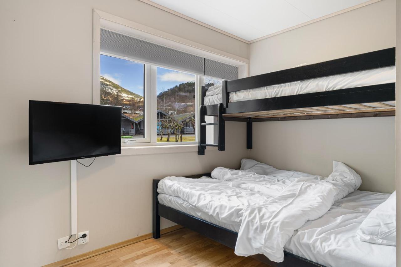 Mikkelparken Ferietun Hotel Kinsarvik Luaran gambar