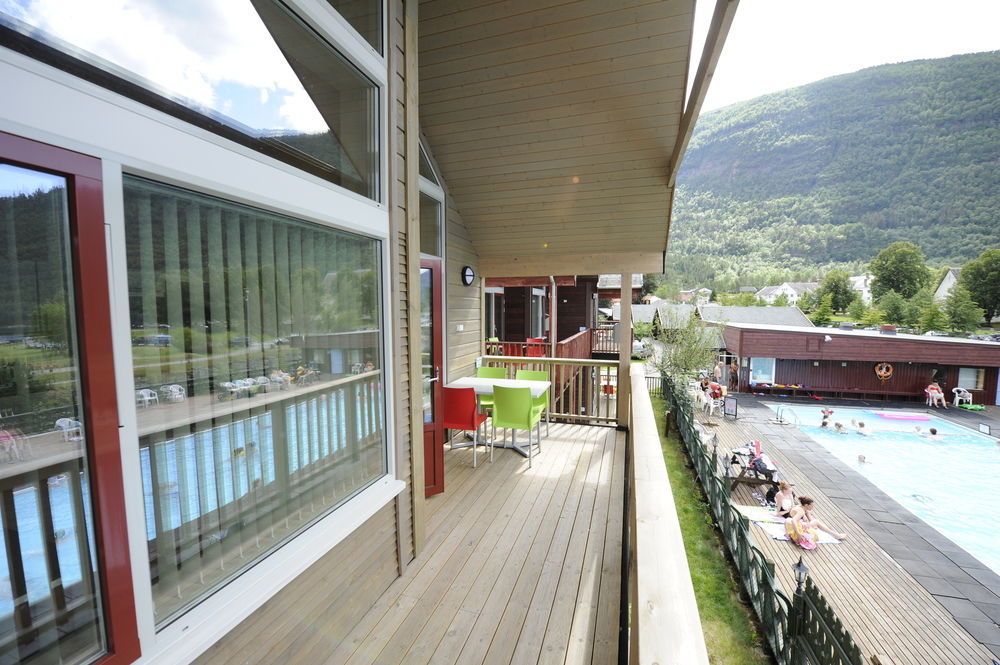 Mikkelparken Ferietun Hotel Kinsarvik Luaran gambar